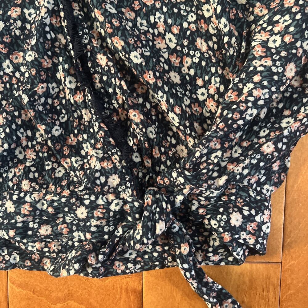 Abercrombie & Fitch Floral Wrap Top Size M Navy Cottagecore Boho Lace Trim - Picture 8 of 9